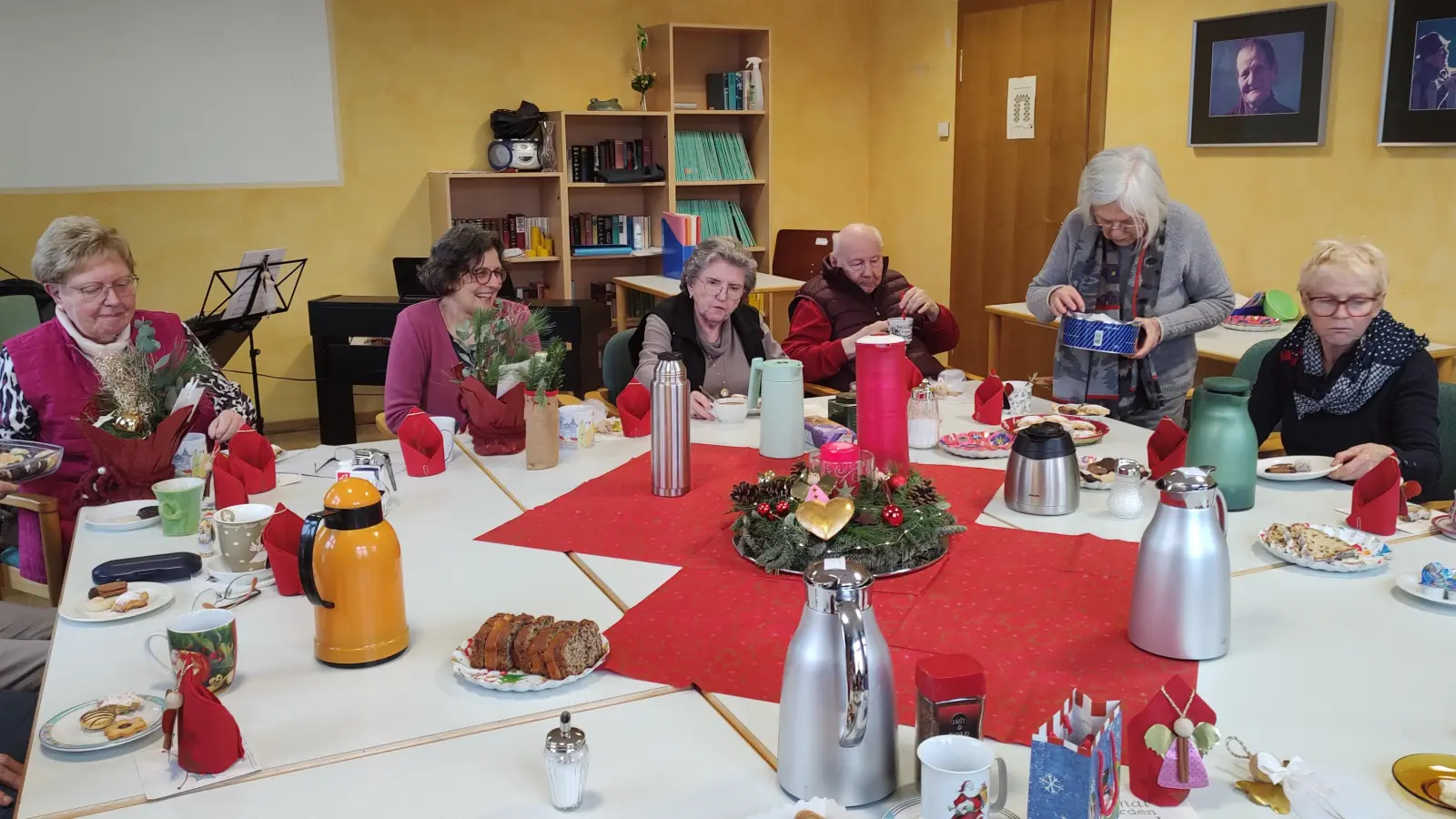 Gemütliche Adventstimmung beim Singkreis. (Bild: Tina Abel-Pschierer)