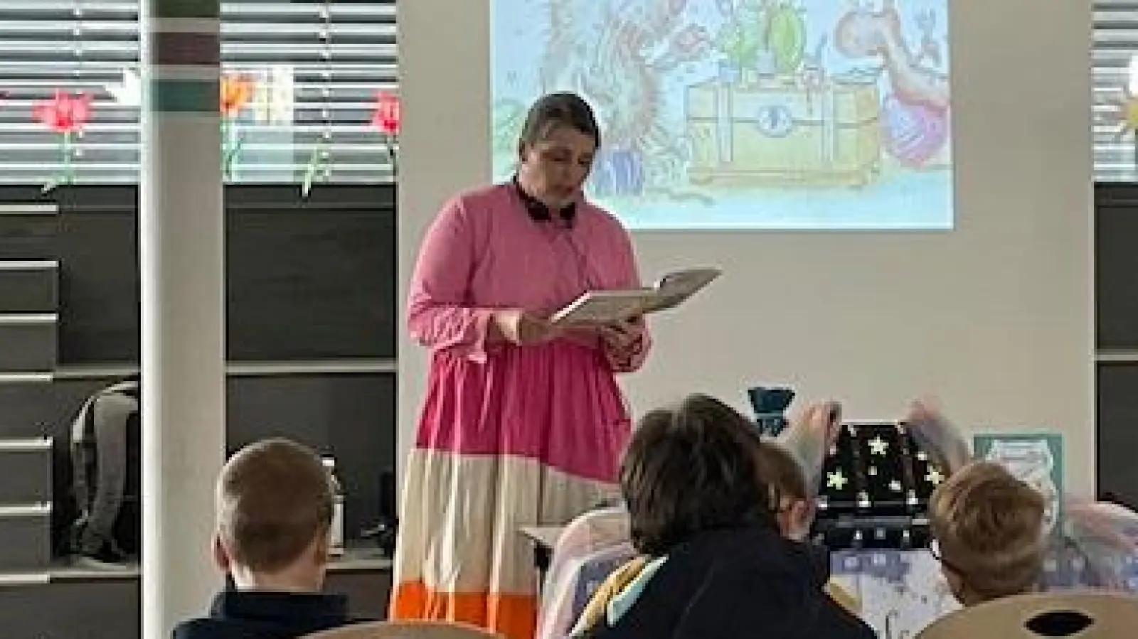 Alle lauschen der Autorin Nina Müller. (Bild: Manuela Irlbacher)