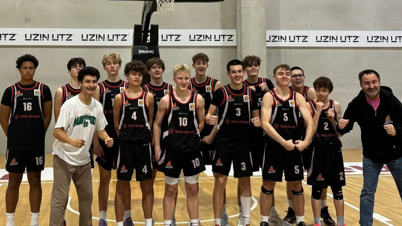 Die erfolgreiche Mannschaft freut sich nach dem Sieg (Bild: Christian Tiemann)