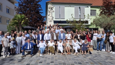 Vor der Mariensäule auf dem Mühlplatz stellten sich die Teilnehmer des Partnerschaftstreffen aus Grafenwörth, Grafenwöhr, Italien, dem Burgenland und der Ukraine zum Erinnerungsfoto.  (Bild: Fritz Ploiner )