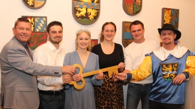 Den Rathausschlüssel übergibt Bürgermeister Rainer Rewitzer an das Prinzenpaar 2026 Janine I. und Fabian I., rechts daneben das Prinzenpaar des Jahres 2025 Anna II. und Sandro I mit Vorsitzenden der Kath. Jugend Quirin Sax.  (Bild: Maria Herrmann-Preßl)