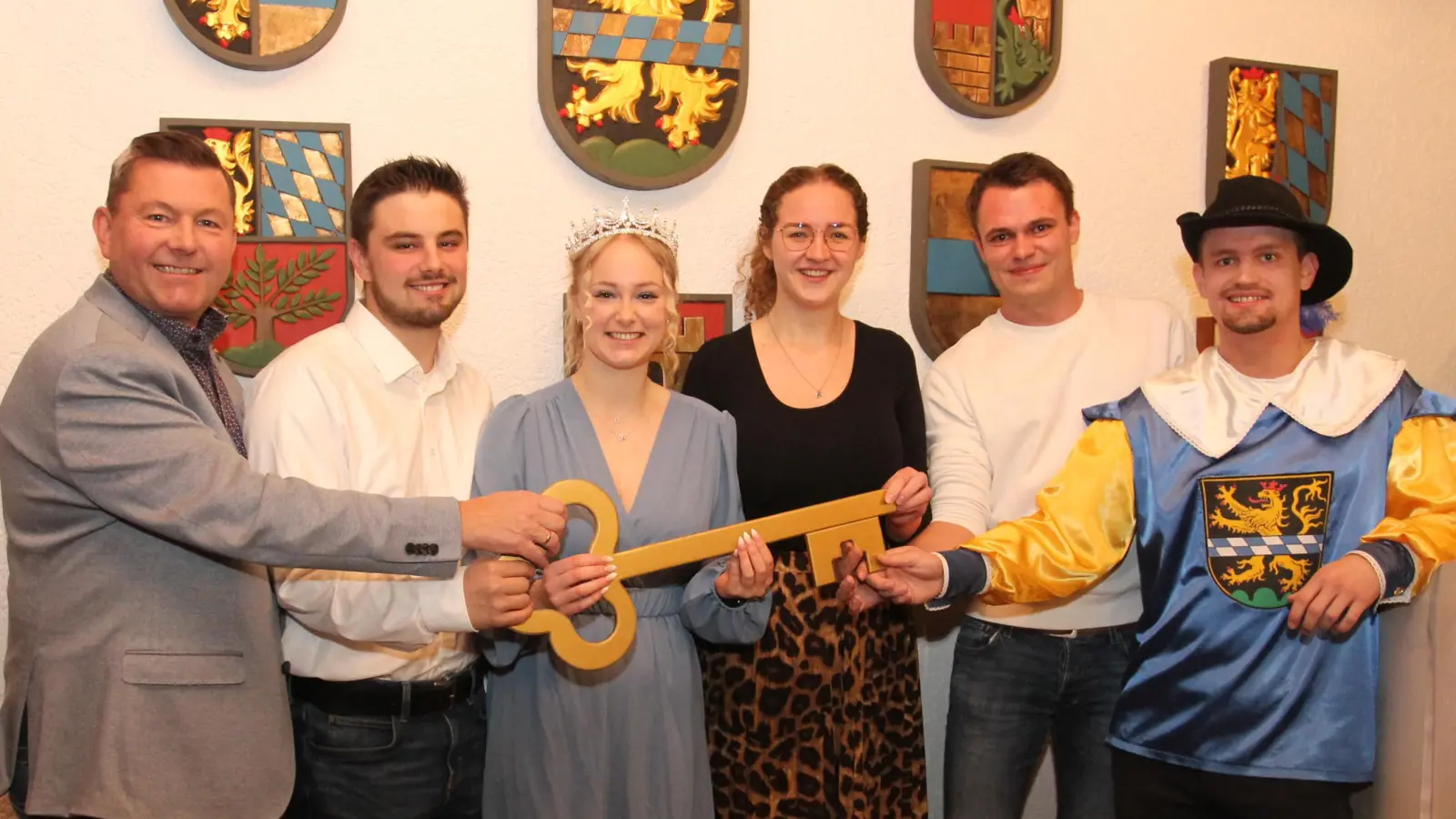 Den Rathausschlüssel übergibt Bürgermeister Rainer Rewitzer an das Prinzenpaar 2026 Janine I. und Fabian I., rechts daneben das Prinzenpaar des Jahres 2025 Anna II. und Sandro I mit Vorsitzenden der Kath. Jugend Quirin Sax.  (Bild: Maria Herrmann-Preßl)