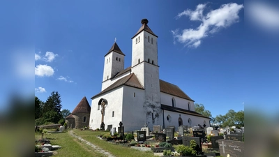 Kirche und Karner in Perschen - die Urpfarrei der Oberpfalz (Bild: Raphael Haubelt)