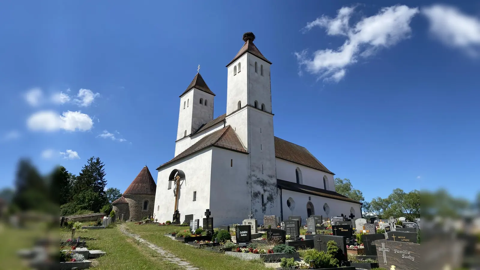 Kirche und Karner in Perschen - die Urpfarrei der Oberpfalz (Bild: Raphael Haubelt)