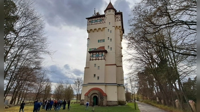 Wasserturm Grafenwöhr mit Besuchergruppe (Bild: Christine Buchfelder)