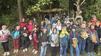 Die 5. und 6. Klasse beim Wandertag auf dem Fichtelgeisterweg. (Bild: Lara Bürger)