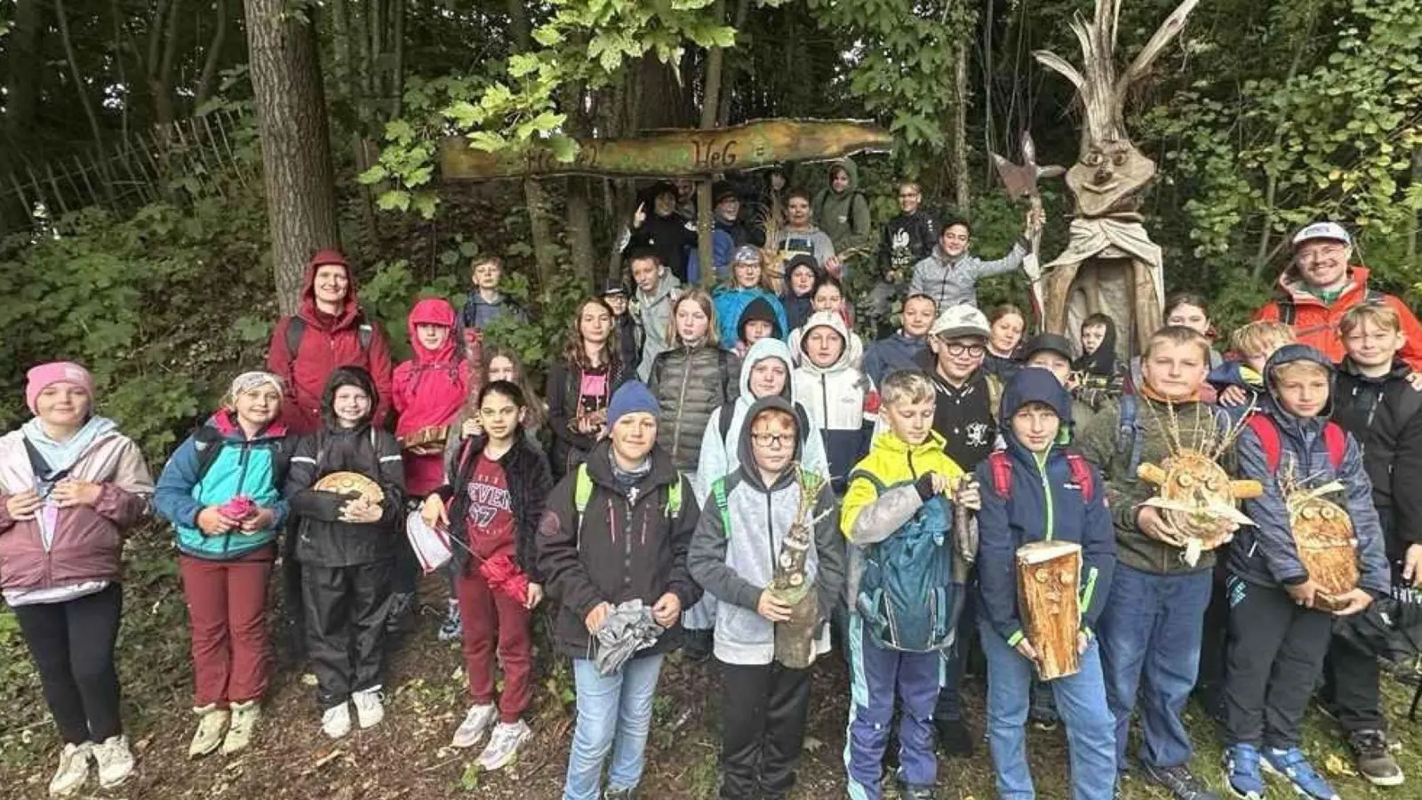 Die 5. und 6. Klasse beim Wandertag auf dem Fichtelgeisterweg. (Bild: Lara Bürger)