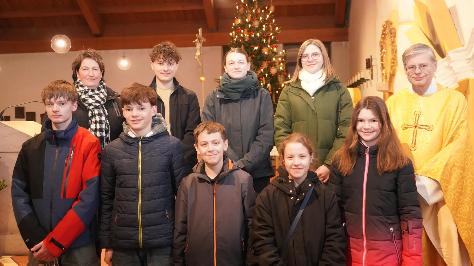 Pfarrer Norbert Götz verabschiedet acht Ministranten. Bild: hinten von links: Gertraud Götz (Pfarrgemeinderat), Niklas Bergler, Lisa Stahl, Sophia Kleber. Vorne von links: Simon Ludwig, Toni Simmerl, Tim Kastner, Sarah Kastner und Betty Simmerl. (Bild: Franz Völkl)