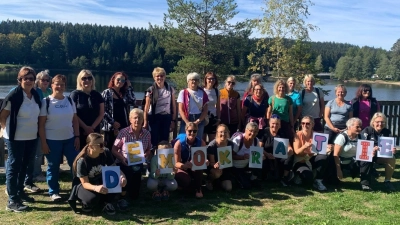 Alle Teilnehmerinnen „Starke Frauen, starker Nachwuchs”, die hier am Fichtelsee sich mit dem Thema Demokratiebildung im Sport mit Kindern- und Jugendlichen auseinandergesetzt haben. Nicht mit auf dem Bild die Veranstaltungsleitung Julia Stang (Bild: Julia Stang)