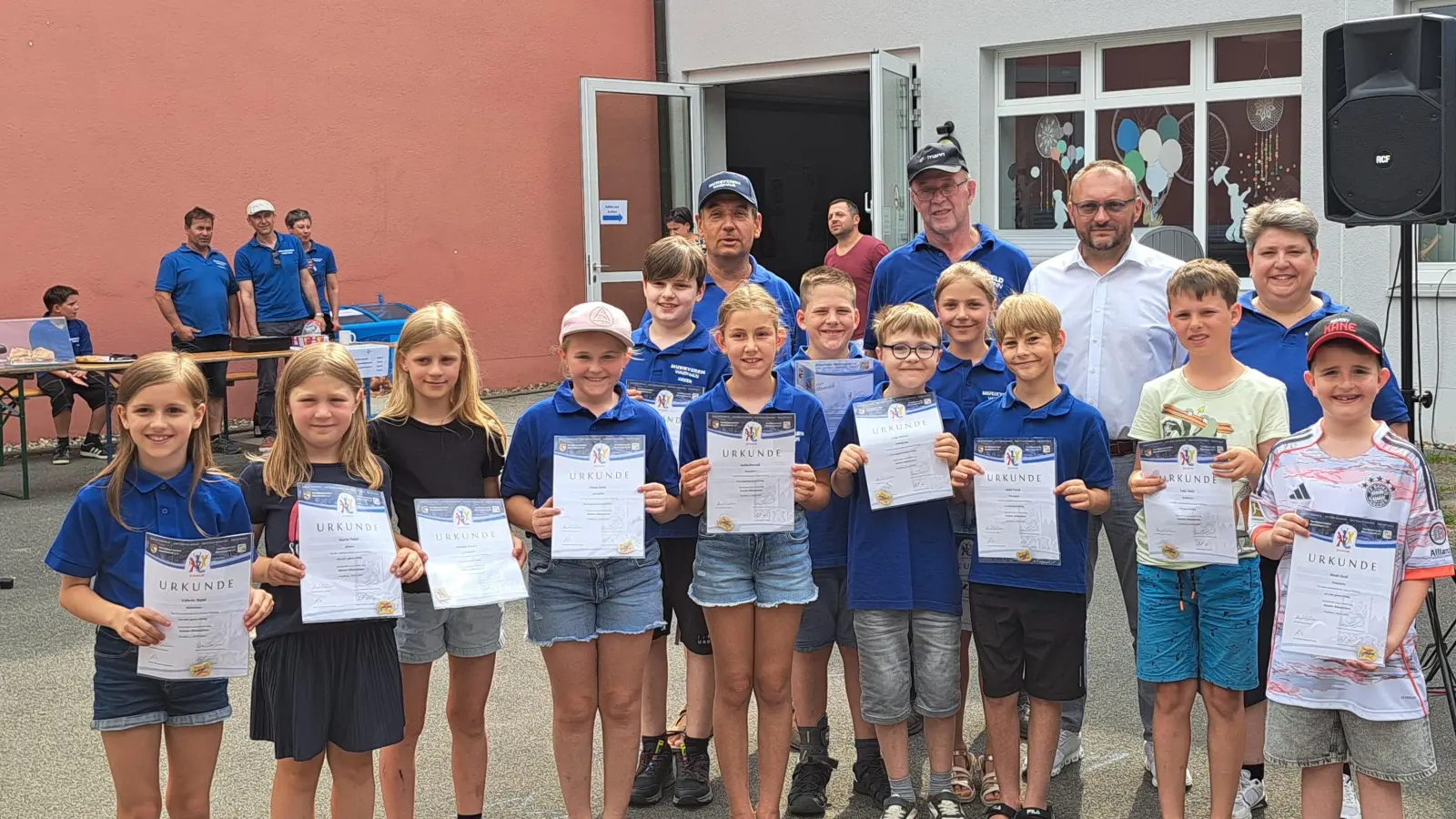 Die jungen Musiker und Musikerinnen freuten sich über ihren Erfolg. (Bild: Carola Ringholz)