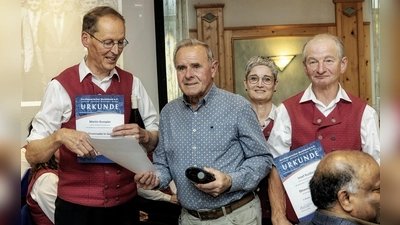 Martin Rumpler (l), Franz Luber (2.v.l.) und Josef Ruidisch (r.) erhalten von Vorsitzende Michaela Leitl (2.v.r.) Ihre Ehrenurkunden für 50 Jahre aktives Musizieren im Musikverein Freudenberg (Bild: Hermann Koch)