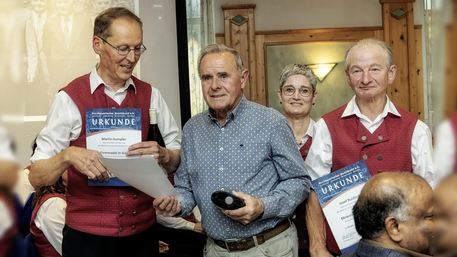 Martin Rumpler (l), Franz Luber (2.v.l.) und Josef Ruidisch (r.) erhalten von Vorsitzende Michaela Leitl (2.v.r.) Ihre Ehrenurkunden für 50 Jahre aktives Musizieren im Musikverein Freudenberg (Bild: Hermann Koch)