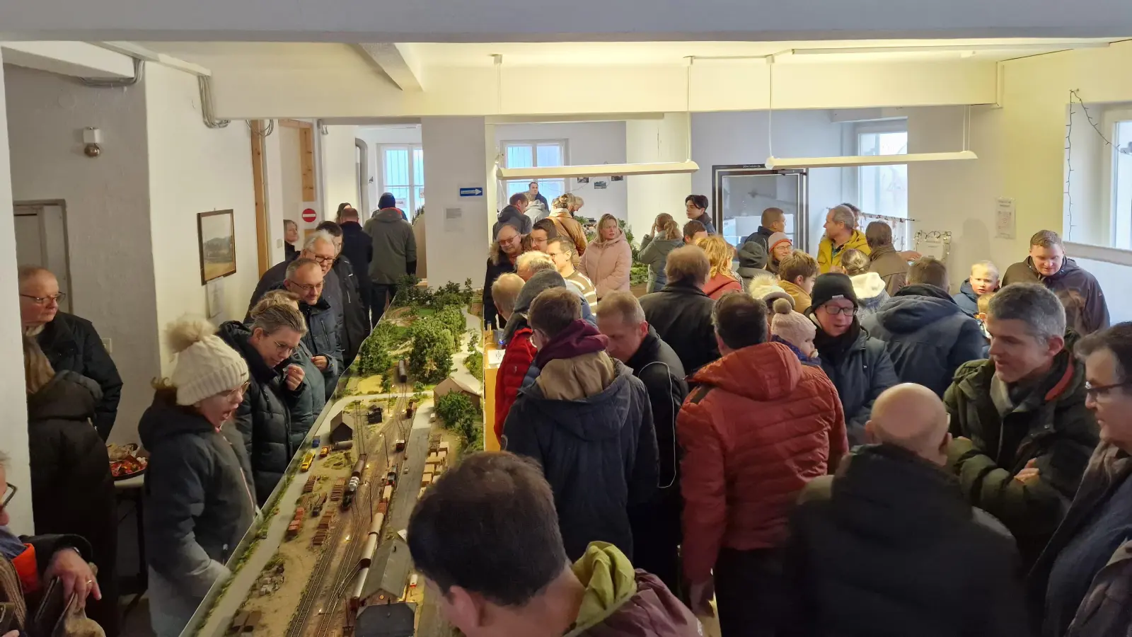 Zahlreiche Besucher bewunderten die Anlagen der Modellbahnfreunde Pleystein. (Bild: Felix Hartung)
