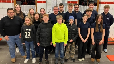 Die Feuerwehrjugend Ahornberg mit (links) BGM Thomas Kaufmann, hinten Zweiter und Dritter von rechts Jugendwarte Maximilian Horn und Stefan Popp, vorne von links die Neuaufnahmen: Thea Melzner, Fabian Schreyer, Leonhard Scherm und Milan Schlicht. (Bild: Stephan Schlicht)