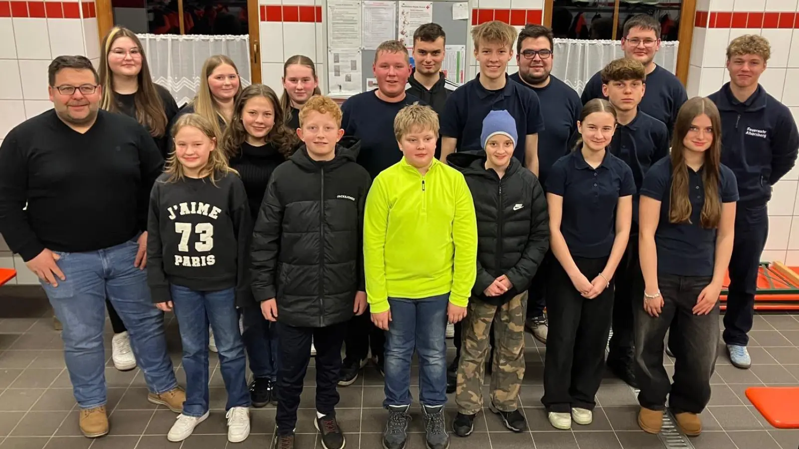 Die Feuerwehrjugend Ahornberg mit (links) BGM Thomas Kaufmann, hinten Zweiter und Dritter von rechts Jugendwarte Maximilian Horn und Stefan Popp, vorne von links die Neuaufnahmen: Thea Melzner, Fabian Schreyer, Leonhard Scherm und Milan Schlicht. (Bild: Stephan Schlicht)