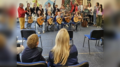 Mit vollem Elan musizieren die Instrumentalisten beim Schülerkonzert der Musikschule Neustadt. Auch beim Gruppenfoto mit ihren Lehrern sind sie gut gelaunt. (Bild: Karl Wildenauer)