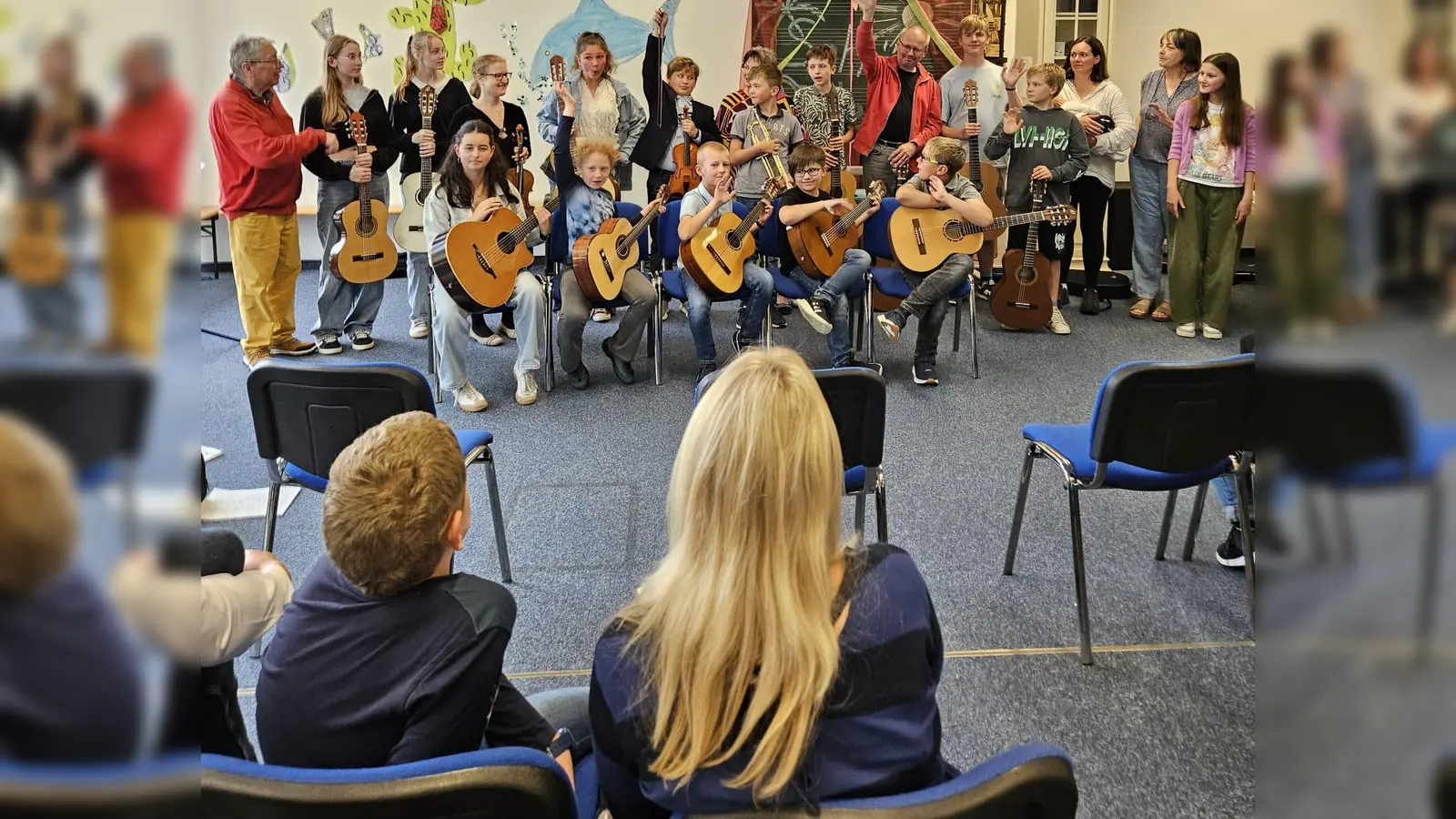 Mit vollem Elan musizieren die Instrumentalisten beim Schülerkonzert der Musikschule Neustadt. Auch beim Gruppenfoto mit ihren Lehrern sind sie gut gelaunt. (Bild: Karl Wildenauer)