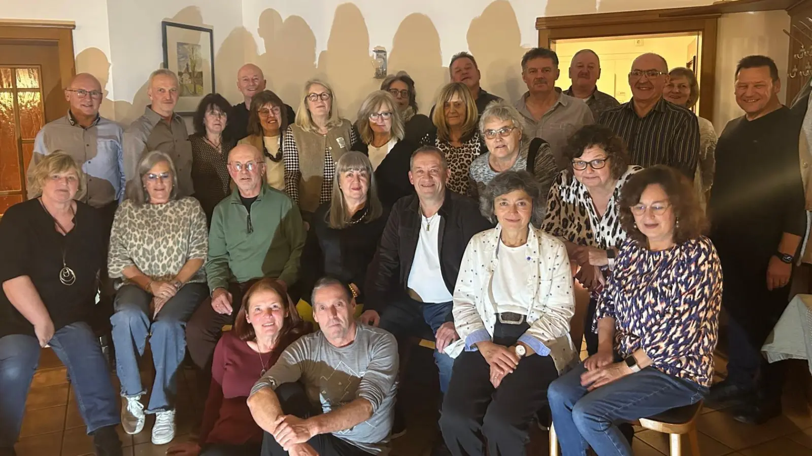 Gruppenbild mit Lehrern vom Klassentreffen der Baby-Boomer (Bild: Anita Beyerlein)