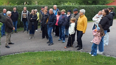 Die Mitglieder des historischen Vereins Ebermannsdorf wurden von den Schloss-Herren schon persönlich am Eingangstor zu einem Rundgang empfangen.  (Bild: Paul Böhm)