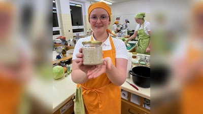 Stolz hält die Studierende Marie Bauer ihren Sauerteigansatz namens „Franz“ in die Kamera. (Bild: Veronika Kick)