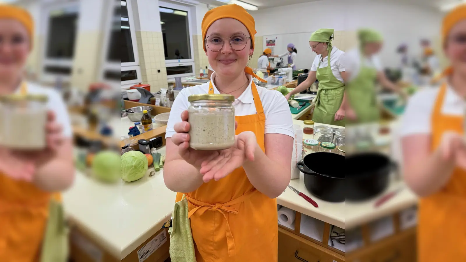 Stolz hält die Studierende Marie Bauer ihren Sauerteigansatz namens „Franz“ in die Kamera. (Bild: Veronika Kick)