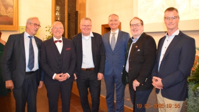Zum Jubiläum gratulierten auch einige Gäste: v.l. stellvertretender Landrat Franz Mädler, Vorsitzender Georg Franz Fröhler, OB Michael Cerny, MdL Dr. Harald Schwartz, BHPV Präsident Willy Knödlseder und BHPV Geschäftsführer Timo Grantz. (Bild: Johann Schmalzl)