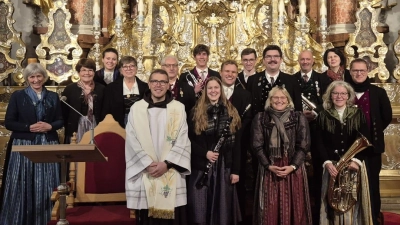 Pater Clemens mit den Mitwirkende beim Adventsingen des Heimat- u. Trachtenverein „Stamm”  (Bild: Sabine Stümpfl)