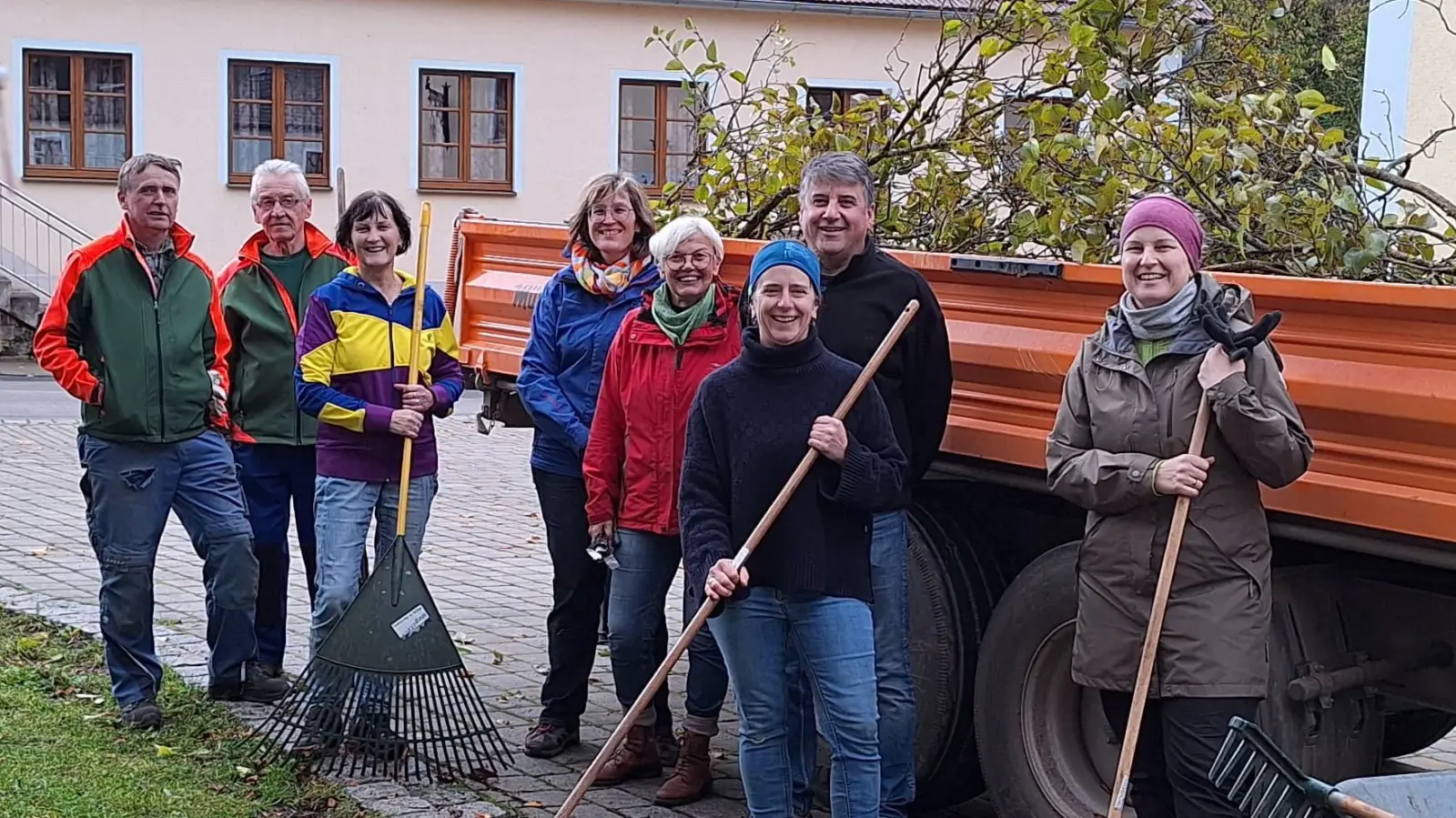 Die fleißigen Helfer nach getaner Arbeit. (Bild: Sandra Henselmann)