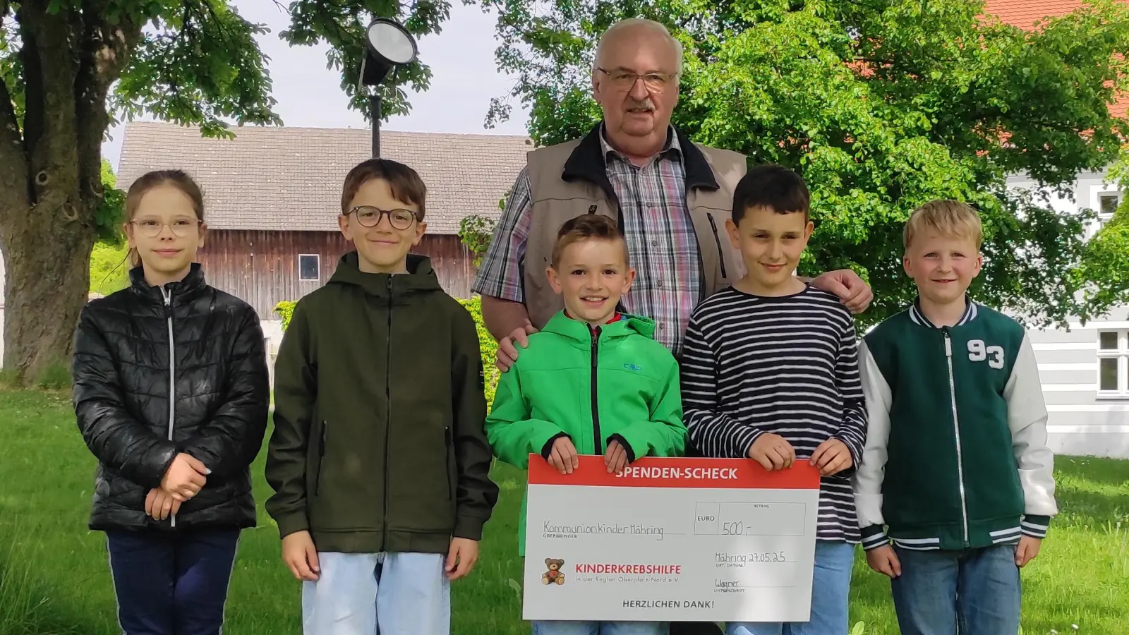 Spende an die Kinderkrebshilfe. Kommunionkinder von Mähring spenden.  (Bild: Carolin Schneider)