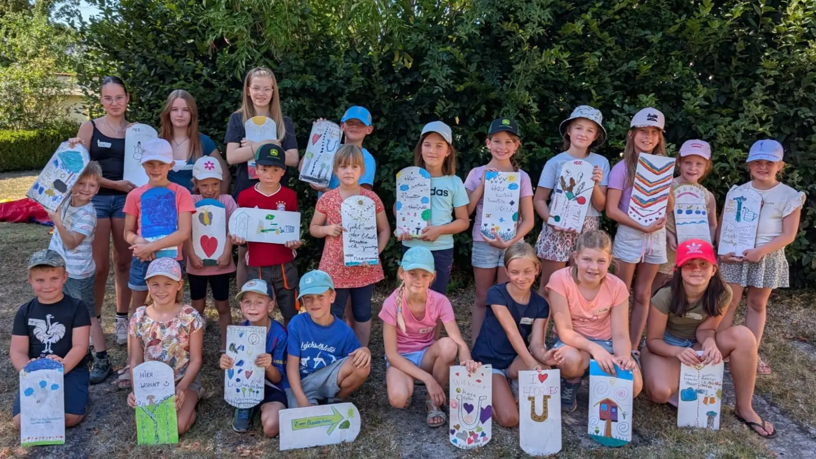 Bei strahlendem Sonnenschein präsentierten die jungen Künstler ihre Kunstwerke.  (Bild: Caro Dörner)