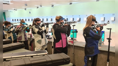 Die Kastler Schützen hatten die Partie gegen Thumsenreuth fest im Griff: Die Jüngste im Team, Fiona Merkl (links), unterlag Sophia Härtl mit 384:386 um 2 Ringe. Marie Miedl (Mitte) hatte mit Daniela Höcht (386:371) keine Mühe und Silvia Neukam (rechts) kam gegen Melanie Fröhlich zu einen knappen 373:371 Erfolg. (Bild: Wolfgang Raps)