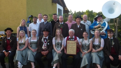 Auf der Bank 4. bis 7. von links: Schützenkönig Klaus Ludwig, Jungschützenkaiserin Laureen Bauer, Ehrenmitglied Reinhold Tafelmeyer, Schützenliesl Sophie Rettinger, Links: Schützenmeister Sebastian Ludwig. (Bild: Siegfried Bock)