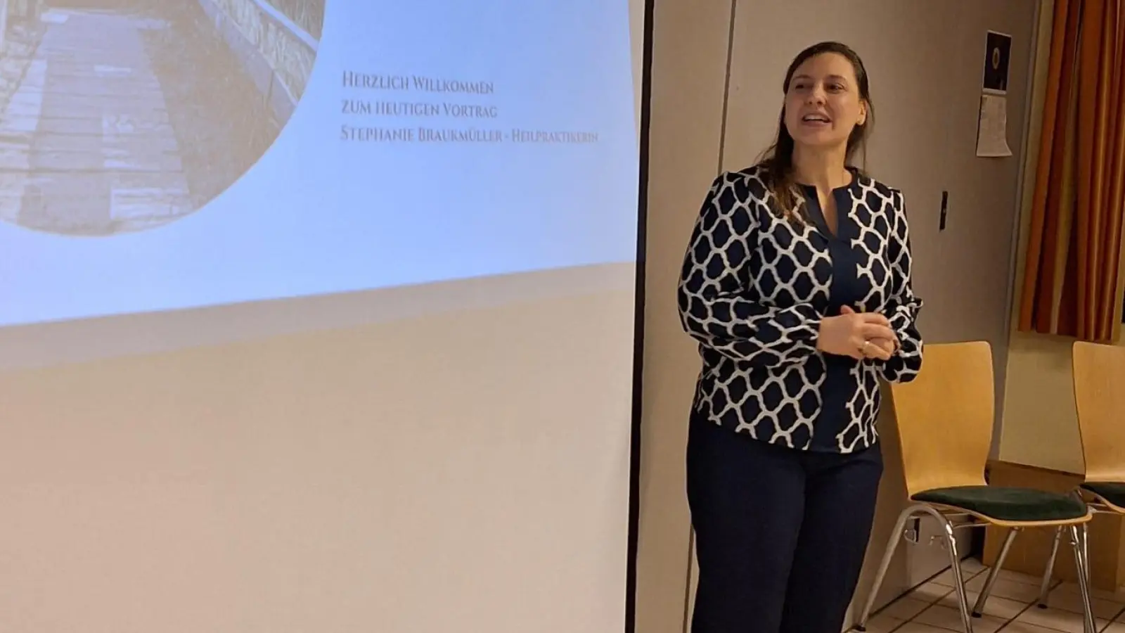 Stephanie Braukmüller beim Vortrag. (Bild: Barbara Dirrigl)