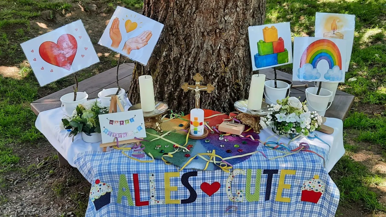 Kinder gestalteten den Altar. (Bild: Katrin Colak)
