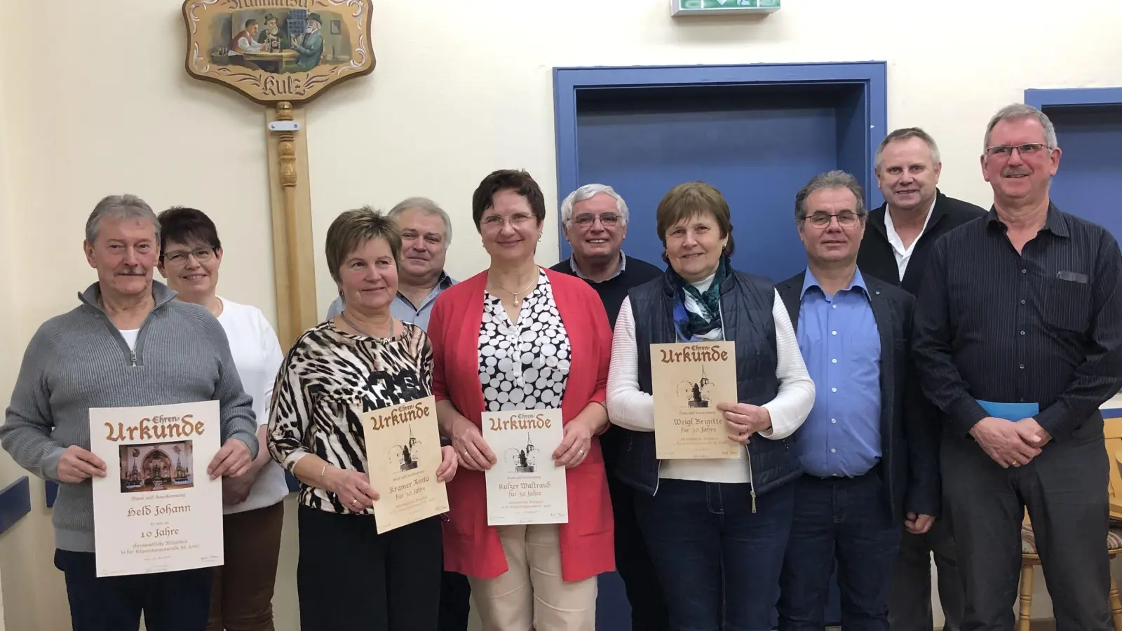 von links nach rechts: Hans Held, Karin Held, Anita Kramer, Hans Krämer, Waltraud Kulzer, Pfarrer Eugen Wismeth, Brigitte Weigl, Kirchenpfleger Michael Brandl, Zweiter Bgm. Wolfgang Niebauer, Hans Kulzer (Bild: Rosmarie Schauer)