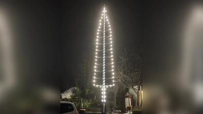 : Zum ersten Mal leuchtet der Zunftbaum des OWV und dient somit als Christbaum. (Bild: Andrea Krapf)