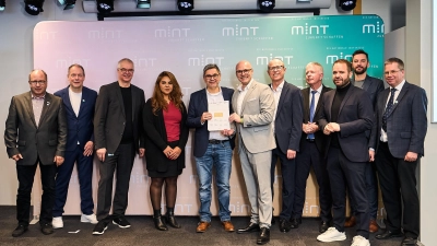 Das Prädikat „Digitale Schule“ für weitere drei Jahre durfte Beratungsrektor Hermann Daubenmerkl für die Kemnather Realschule bei Google in München in Empfang nehmen.  (Bild: Fabian Vogl)