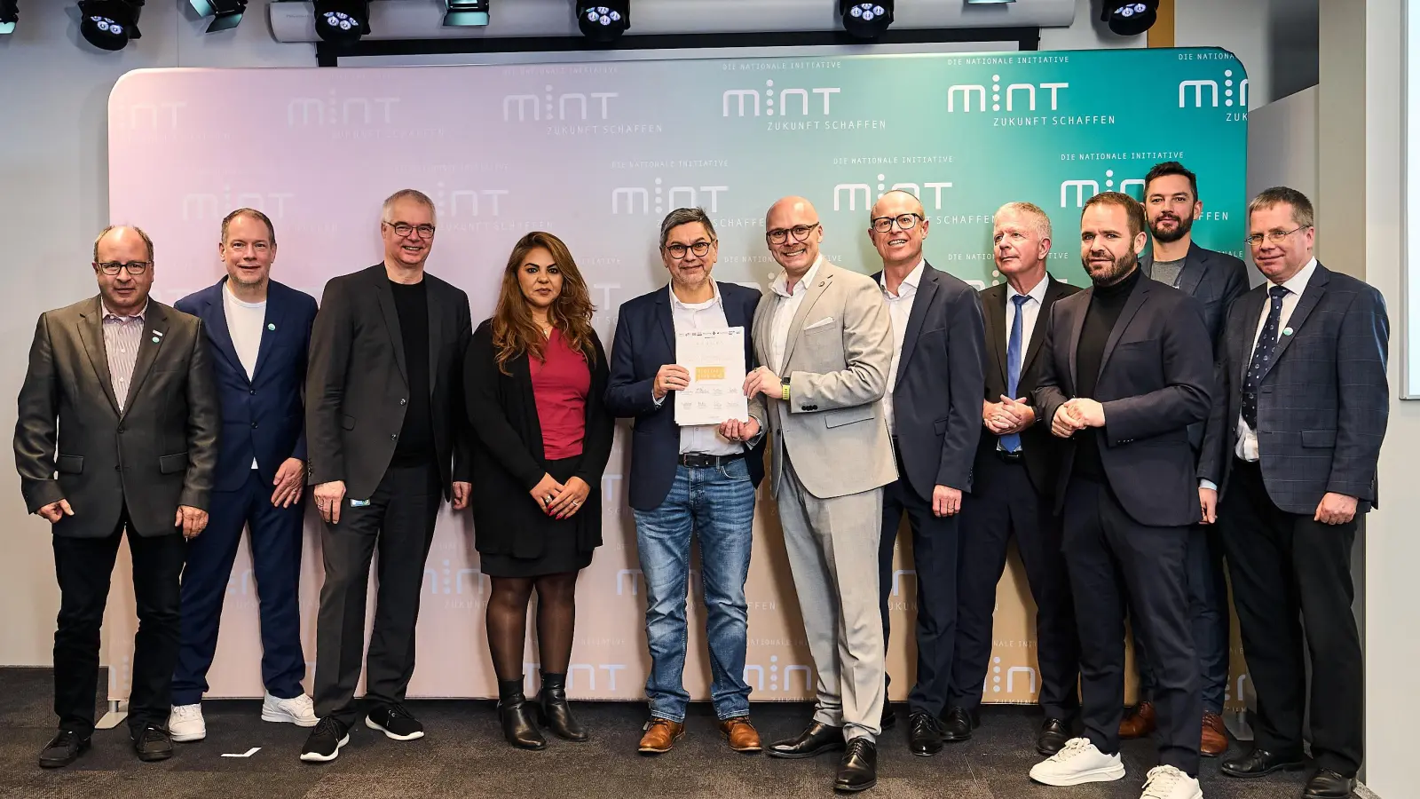 Das Prädikat „Digitale Schule“ für weitere drei Jahre durfte Beratungsrektor Hermann Daubenmerkl für die Kemnather Realschule bei Google in München in Empfang nehmen.  (Bild: Fabian Vogl)