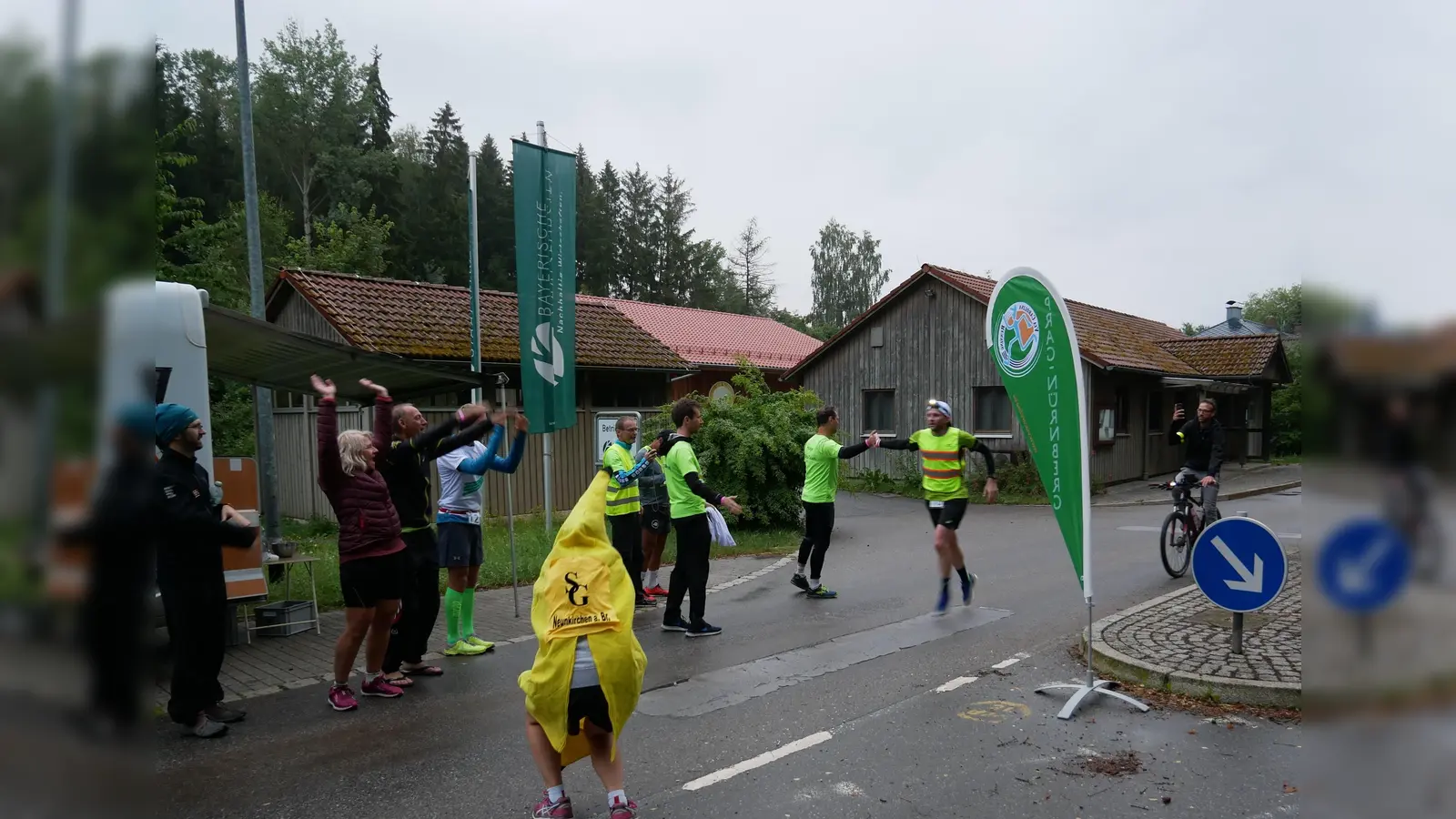 Der Via Carolina Team- und Etappenlauf von Prag nach Nürnberg feiert in diesem Jahr das 20. Laufjubiläum. Am Eslarner Ortsteil geht es für die LäuferInnen wie hier 2019 in Bayern weiter nach Nürbernberg.  (Bild: Karl Ziegler)