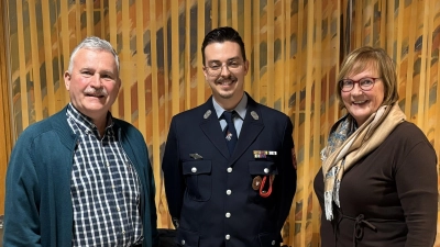 Philipp Linz von der Freiwilligen Feuerwehr Etzenricht freut sich über die Spenden für die Kinder- und die Jugendfeuerwehr. Überreicht wurden diese von den Vorsitzenden des Fördervereins Pro Etzenricht, Wilhelm Weiß und Gabriela Bäumler. (Bild: Florian Rösch)
