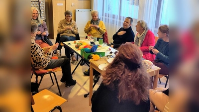 Kreative Runde<br>Einige unserer unserer lustigen, kunterbunten Mützchen  (Bild: Astrid Knab)