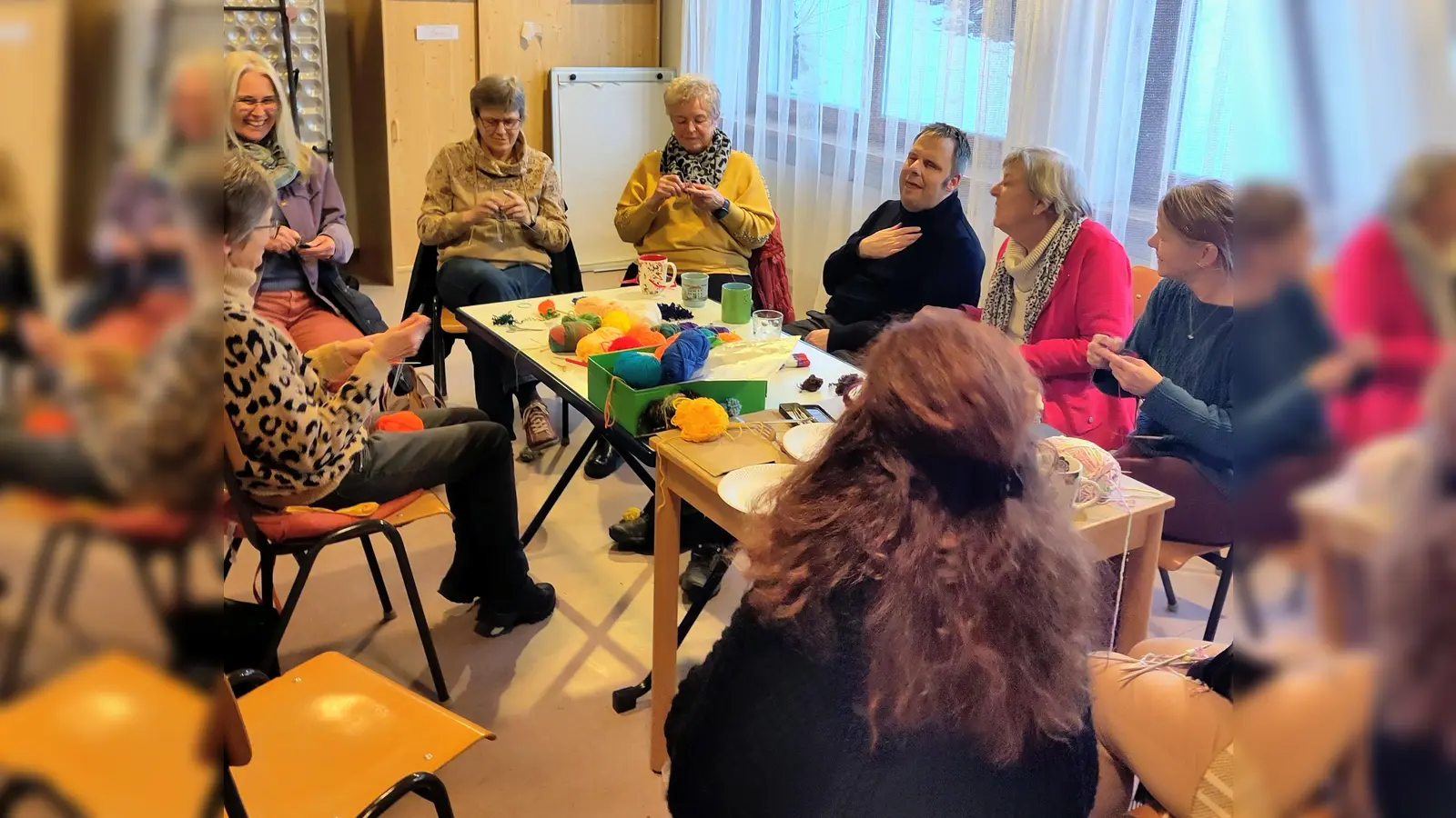 Kreative Runde<br>Einige unserer unserer lustigen, kunterbunten Mützchen  (Bild: Astrid Knab)