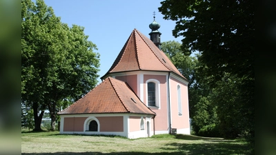 Inmitten einer stillen Landschaft auf dem Gebiet des Truppenübungsplatzes Hohenfels steht auf dem Kreuzberg die Dreifaltigkeitskirche. (Bild: bjo)
