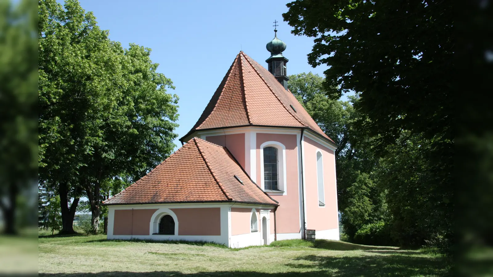 Inmitten einer stillen Landschaft auf dem Gebiet des Truppenübungsplatzes Hohenfels steht auf dem Kreuzberg die Dreifaltigkeitskirche. (Bild: bjo)