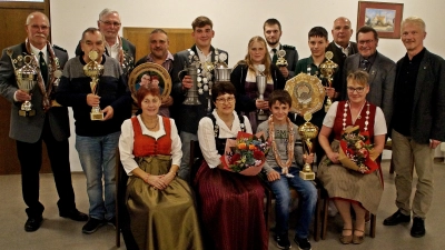 Die Könige und Preisträger der Schützengesellschaft Freiheit Neunkirchen (sitzend von links): Heidi Riedl (Scheibenspenderin), Christine Poß (Vizeliesl), Julius Kreuzer (Vizejugendkönig LG), Kornelia Frischholz (Liesl); (stehend von links): Jochen Lenkeit (Vizekönig LG), Johann Frischholz (Vizekönig LP), Georg Weidner (Pokalgewinner), Andreas Weidner (nahm Scheibe für Jan Glaser entgegen), Nico Sperrer (König LG), Lara Weidner (Jugendkönigin LG), Stefan Poß (König LP), Jonas Kreuzer (Jugendkaiser LP), Wolfgang Pausch (CSU-Fraktion), Herbert Tischler (Ehrenpräsident Stadtverband für Leibesübungen), Dr. Matthias Loew (SPD-Fraktion). (Bild: Albert Riedl)