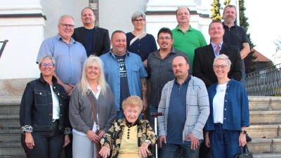 Gruppenfoto mit ehemaliger Lehrerin Frau Barbara Weber (Bild: Lisa Langer)