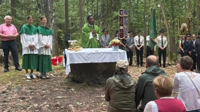 Festgottesdienst mit Fahnenabordnungen. (Bild: Xaver Meier )