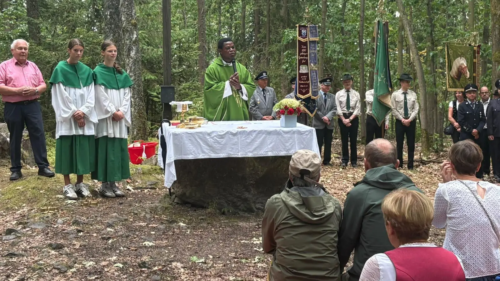 Festgottesdienst mit Fahnenabordnungen. (Bild: Xaver Meier )