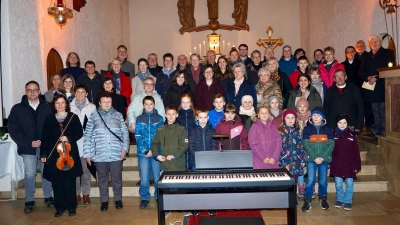Chorleiter Roland Lebrecht (links) zusammen mit den teilnehmenden Gruppen, Hans Klar (rechts), Kirchenpfleger Joseph Bierler (zweiter von rechts) und Pfarrer Maximilian Moosbauer (dritter von rechts). (Bild: Stefan Wittmann)