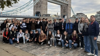 Die Schülerinnen und Schüler des Kepler-Gymnasium vor der weltberühmten Tower Bridge.  (Bild: Birgit Kunz )